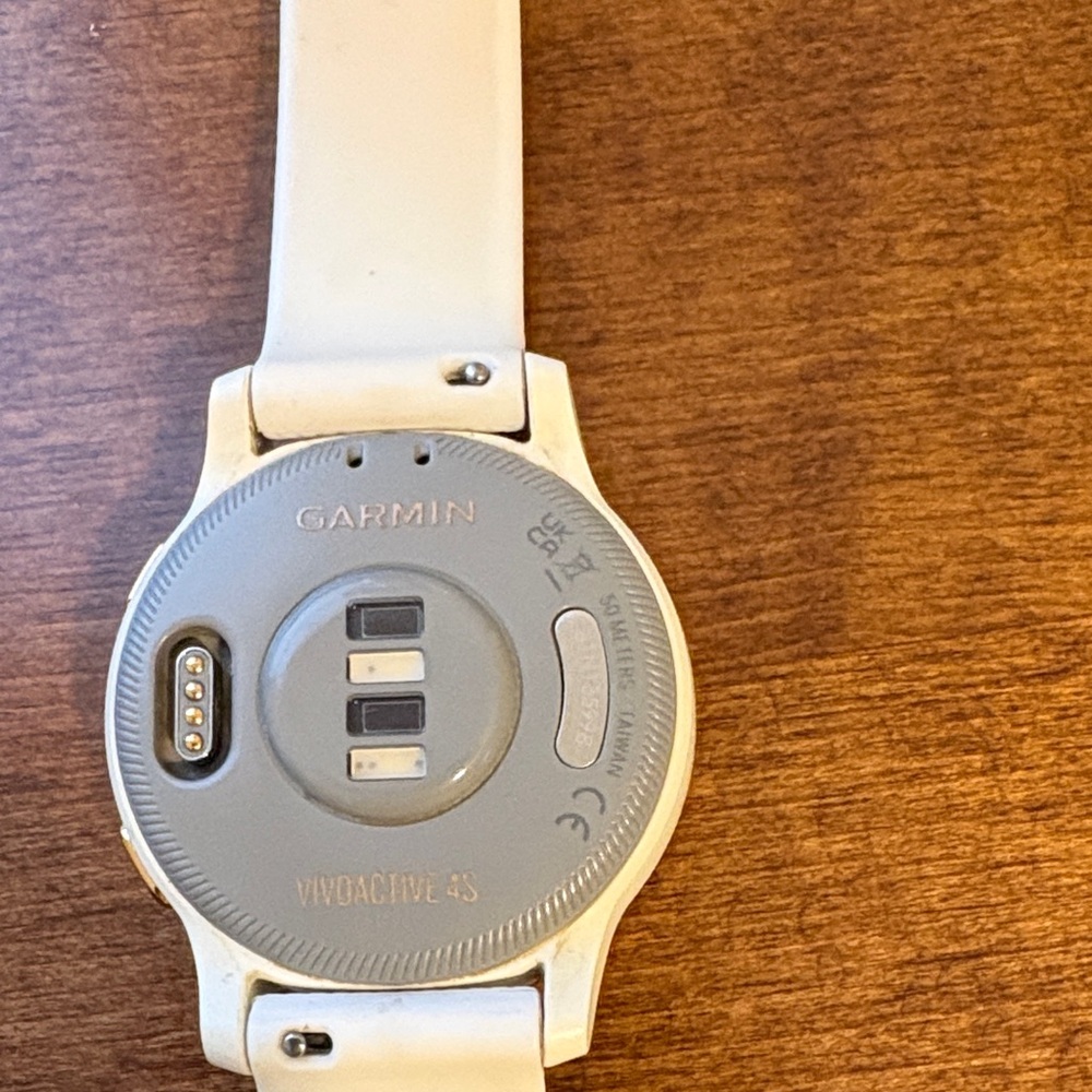 Garmin Vivoactive 4s Rose Gold and White Smartwatch 40mm - Picture 3 of 5